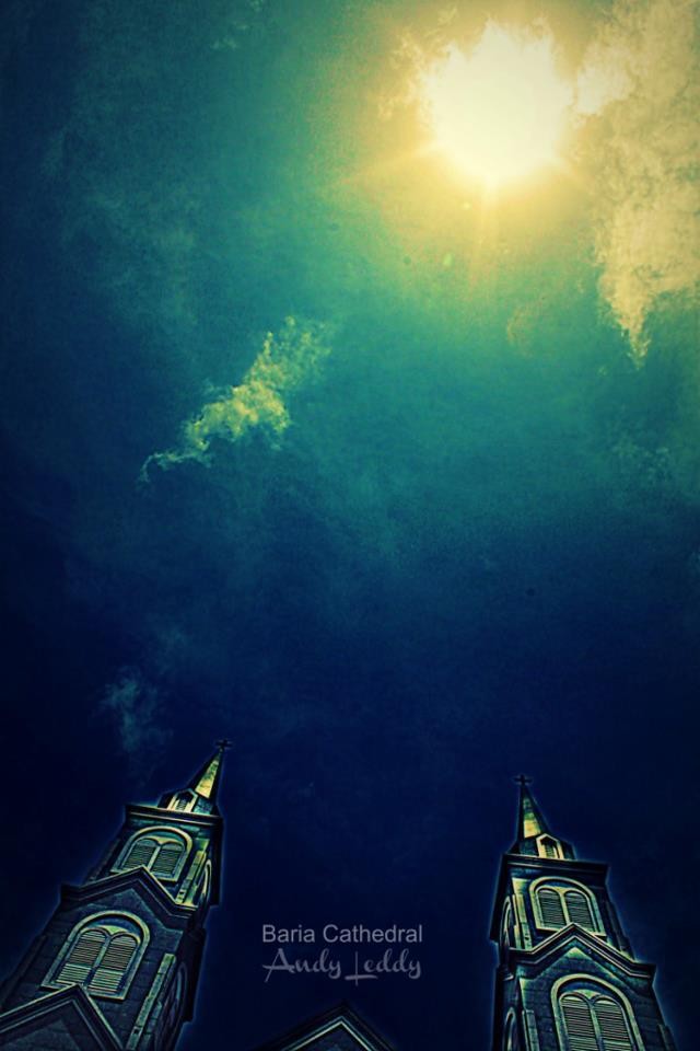 Một bức ảnh đắt giá chụp vào lúc giữa trưa 12 giờ khi mặt trời đứng bỏng soi giữa hai ngọn tháp cao.